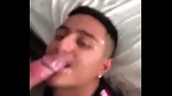 Sexo gay com gozada na boca