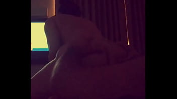 Sexo violento homem comendo mulher enquanto ela jogava video game