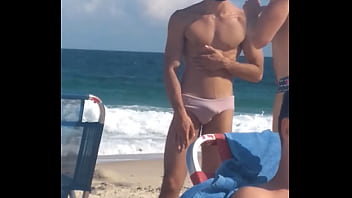Sexo gay amador flagra na praia caiu no zap