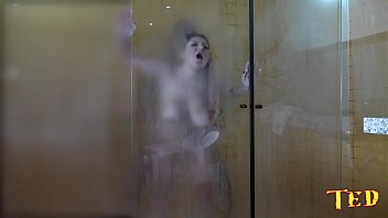 Sexo abordando no banheiro no banho
