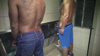 Sexo gay heteros brincam no banheiro