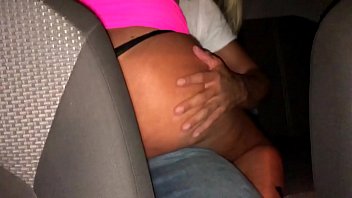Casal descobre sexo de bebe erguendo carro