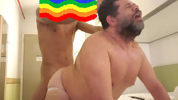 Homem casado sofrendo na vara do roludo sexo gay