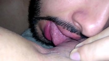 Homens chupando buceta sexo oral