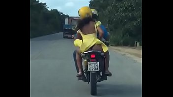 Um sexe saboroso em um passeio de moto pornodoido