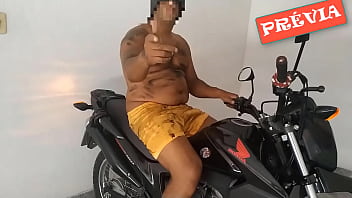 Sexo gay homem pelado na moto