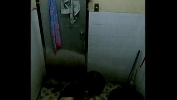 Novinho espiando cleide tomando banho