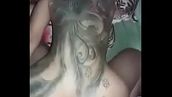 Homen fazendo sexo anal na travestir toda tatuada