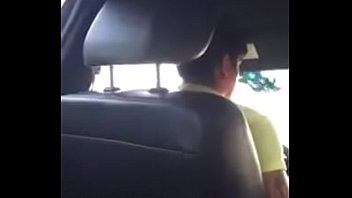 Sexo gay punhetas no carro da uber