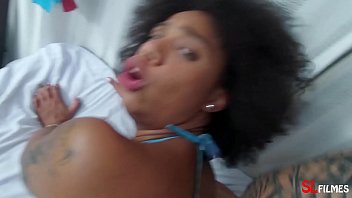 Mulher negra seduzindo novinho a fazer sexo