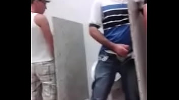 Video casal gay fazendo sexo no banheiro publico