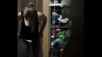 Homem massageando mulher de roupa sexo