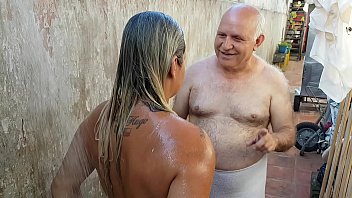 Porno sexo a tres no banho