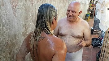 Video de sexo com a sogra no banho