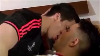 Brasileiros fazem sexo gay depois de jogar futebol