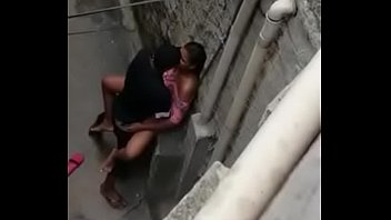 Dois novinho e novinha fazendo sexo na favela escondido porno