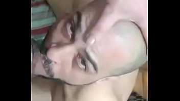 Gozou na boca do cara sem avisa sexo gay amador