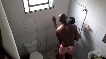 Flagra homens sexo banheiro