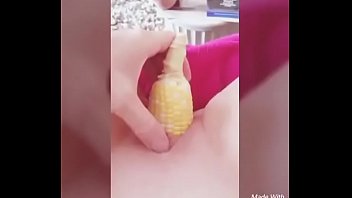 Video mulher fazendo sexo com uma espiga de milho