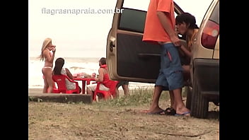 Casal caricias na praia sexo