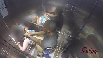 Sexo escondido no elevador com pessoas dentro do elevador