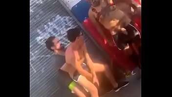 Sexo gay grupal em sauna mista