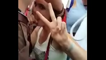 Sexo amador mantendo o dedo da namorada na rua