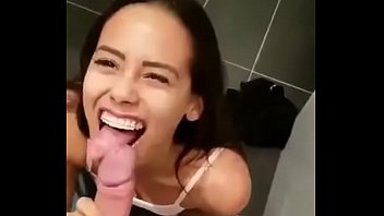 Menina faz sexo oral profundo sensacional