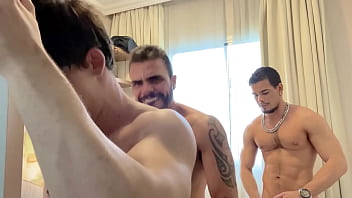 Sexo boa foda um gay dois homens e uma mulher