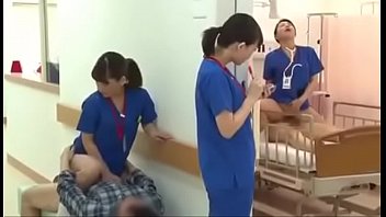 Enfermeira asiatica com.paciente sexo