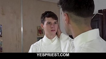 Padre coroa me comendo na igreja sexo gay