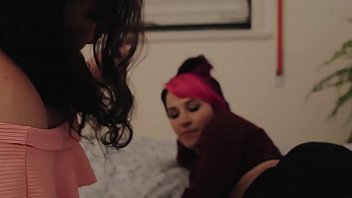 Sexo lésbica fazendo tesoura