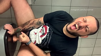 Sexo a tres brasileiros gay arrombando cu
