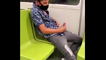 Porno gay sexo a 3 no metro
