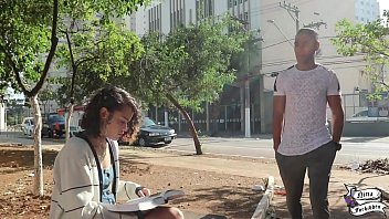 Casal é flagrado fazendo sexo.na praça