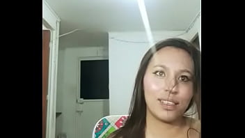 Menina se masturba ao ver sexo