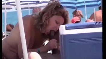 Sexo oral em praia de nudismo