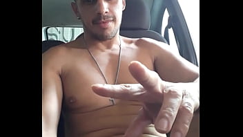 Sexo gay homens batendo punheta dentro do carro