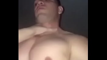 Sexo gay batendo punheta e comendo passivo