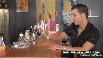 Homem hetero fazendo sexo gay no bar