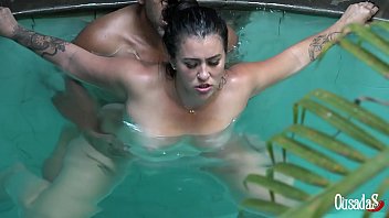 Mulher fazendo sexo na piscina