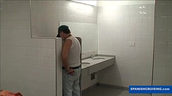 Gifs de sexo gay no banheiro caminhoneiro