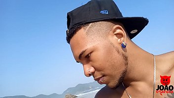 Fazendo sexo em praia de nudismo