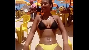 Garotas de bikini nuas fazem sexo na praia