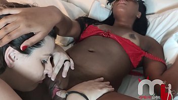 Video de sexo lesbica chupando a pretinha gravida