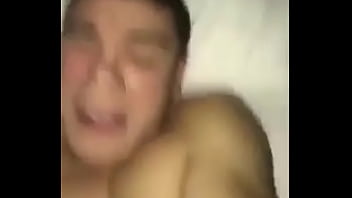 Sexo gay oerdendo o cabaço chorando muito