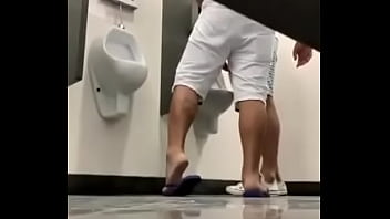 Xvideos flagra de sexo no banheiro gay