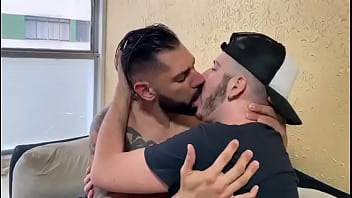 Beijo gay amor e sexo 2017