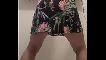 Sexo vestido sem calcinha senta