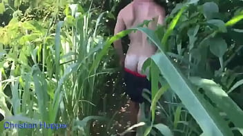 Sexo gay no meio do mato sem camisinha